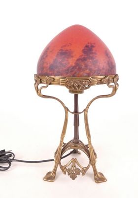 une lampe posée sur une table et munie d'un cordon