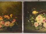 deux tableaux représentant des fleurs posées sur une table, avec un vase de fleurs en arrière-plan