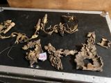 une mallette métallique sur laquelle sont posés plusieurs objets
