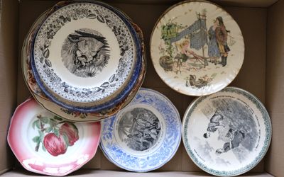 plusieurs assiettes dans une boîte posée sur une table