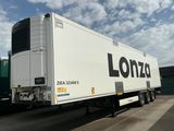 un gros camion blanc garé sur un parking