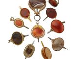 une image représentant un tas de pierres de différentes couleurs disposées en cercle