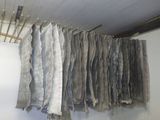 de nombreux vêtements de toutes sortes accrochés au mur