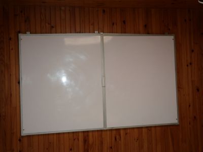 un tableau blanc accroché au mur de la pièce