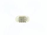 une image représentant une bague en argent sur laquelle figure la lettre « r »