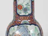 un vase avec un tableau posé sur une table