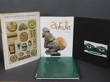 trois livres sont posés sur une table les uns à côté des autres