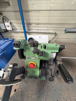 une machine posée sur une table dans un garage