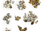 de nombreux types de bijoux exposés sur un fond blanc
