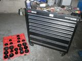 un chariot à outils contenant de nombreux outils