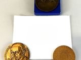 une image représentant une médaille d'or et une pièce d'or sur un fond blanc