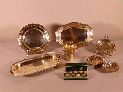 beaucoup d'argenterie sur une table avec une boîte