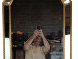 un homme se prenant en photo dans un miroir