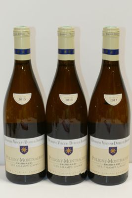 trois bouteilles de vin posées sur une table, l'une à côté de l'autre