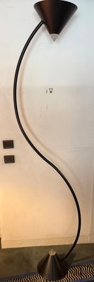 une lampe posée sur une table à côté d'un mur