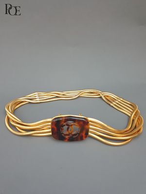 un gros plan sur un bracelet orné d'une carapace de tortue