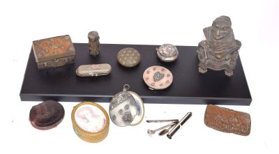 LOT de bibelots de vitrine divers anciens dont ENCRIER en br… - Photo 1