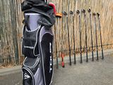 un sac de clubs de golf posé à côté d'une rangée de poteaux