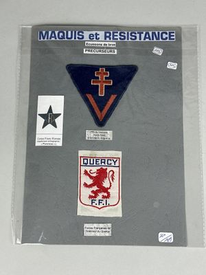 une photo d'une photo montrant des insignes accrochés à un mur