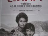 une vieille affiche de cinéma représentant une femme tenant un enfant dans ses bras