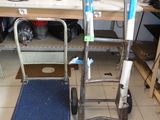 un chariot recouvert d'un tapis bleu dans une pièce