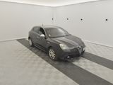 la photo d'une voiture dans un garage au sol en damier