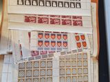 beaucoup de timbres posés sur une feuille de papier