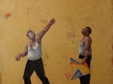 tableau représentant un homme lançant un frisbee devant un mur jaune