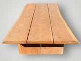 une photo en gros plan d'un morceau de bois posé sur une table