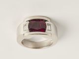 une image représentant une bague sertie d'une pierre rouge et de diamants