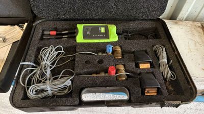un boîtier qui contient tout un tas de fils