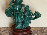une figurine représentant un homme et une femme posée sur une table