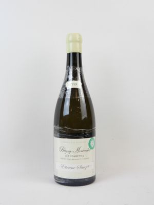 une bouteille de vin posée sur une table