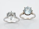 deux bagues ornées d'une topaze bleue et d'une topaze blanche