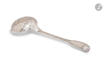 une cuillère en argent avec un manche sur une surface blanche