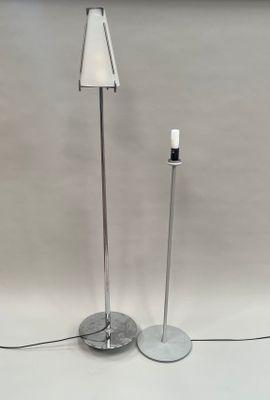 une paire de lampadaires en chrome et en verre, avec un abat-jour blanc
