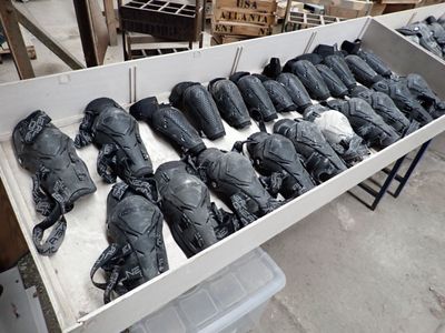 de nombreux sacs noirs posés sur une table