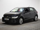 une Volkswagen Polo break noire garée dans une pièce au sol carrelé