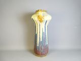 un vase posé sur une table blanche