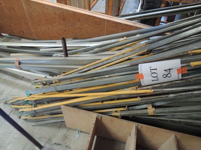 un tas de tuyaux métalliques dans une pièce en cours de construction