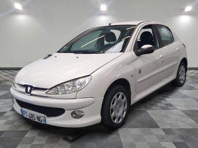 la photo d'une voiture blanche garée dans un garage