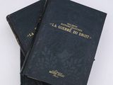 deux livres noirs posés l'un sur l'autre sur une surface blanche