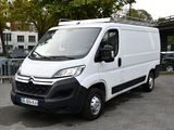 une camionnette blanche garée dans un parking