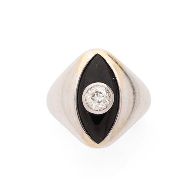 BAGUE NAVETTE ornée d'un plateau d'onyx avec en son centre u…