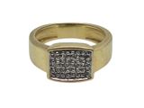 gros plan d'une bague en or avec des diamants noirs et blancs