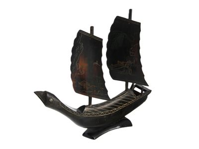 une photo d'une maquette en bois de bateau posée sur un socle