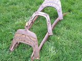 une vieille paire d'outils en métal qui traînait dans l'herbe