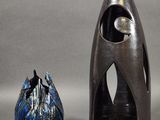 deux vases posés l'un à côté de l'autre sur une table