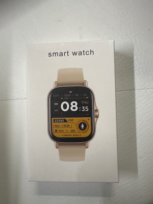 une boîte sur laquelle est posée une montre connectée, posée sur une table