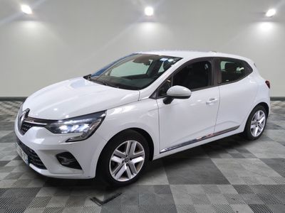 Une voiture blanche est garée sur un sol en carrelage à damier.